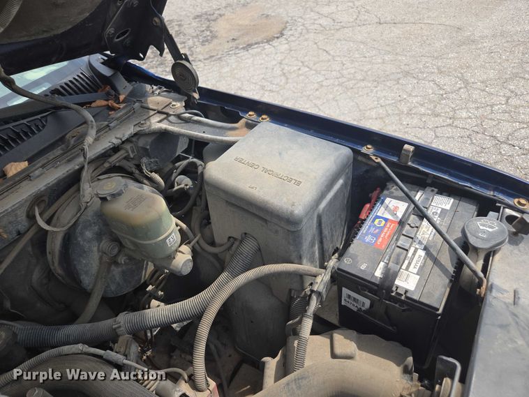 image for item DE2215 2002 Chevrolet Silverado 1500 pickup truck