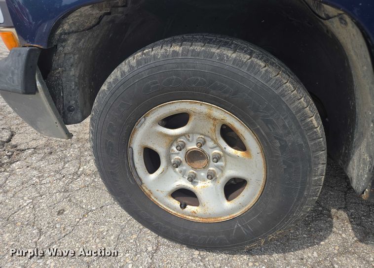 image for item DE2215 2002 Chevrolet Silverado 1500 pickup truck