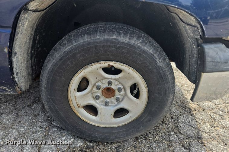 image for item DE2215 2002 Chevrolet Silverado 1500 pickup truck