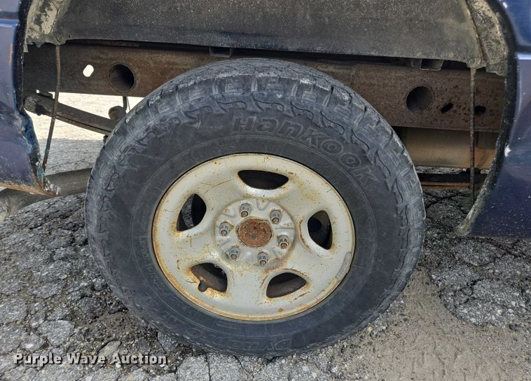 image for item DE2215 2002 Chevrolet Silverado 1500 pickup truck