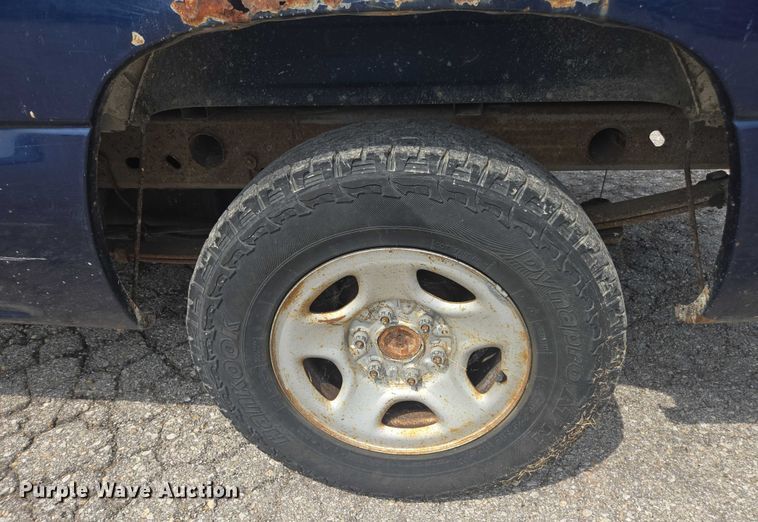 image for item DE2215 2002 Chevrolet Silverado 1500 pickup truck