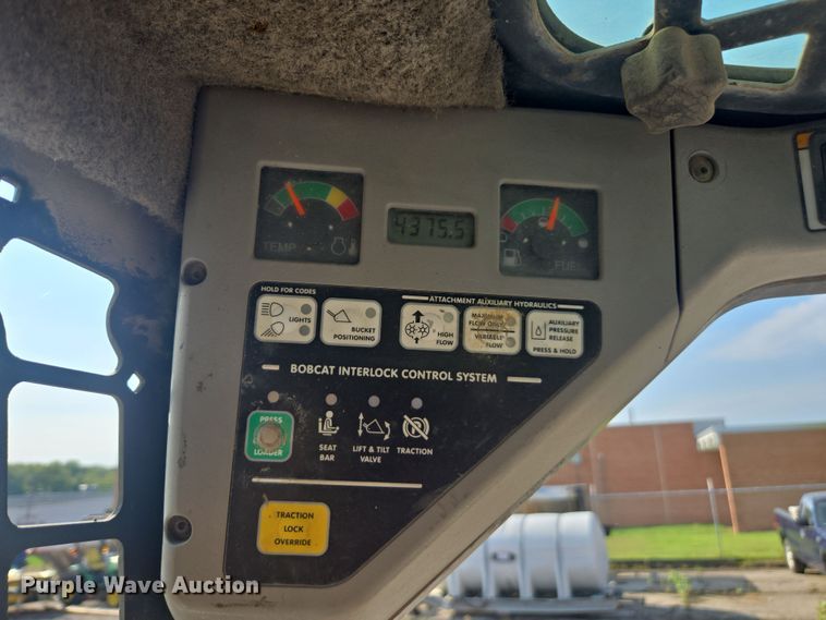 image for item DE2216 2007 Bobcat T300 tracked skid steer loader