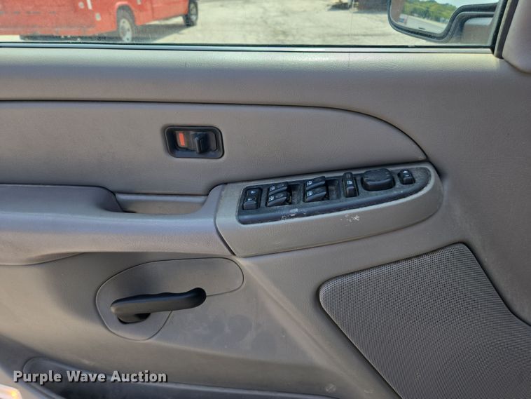 image for item DE2217 2006 Chevrolet Suburban 1500 SUV