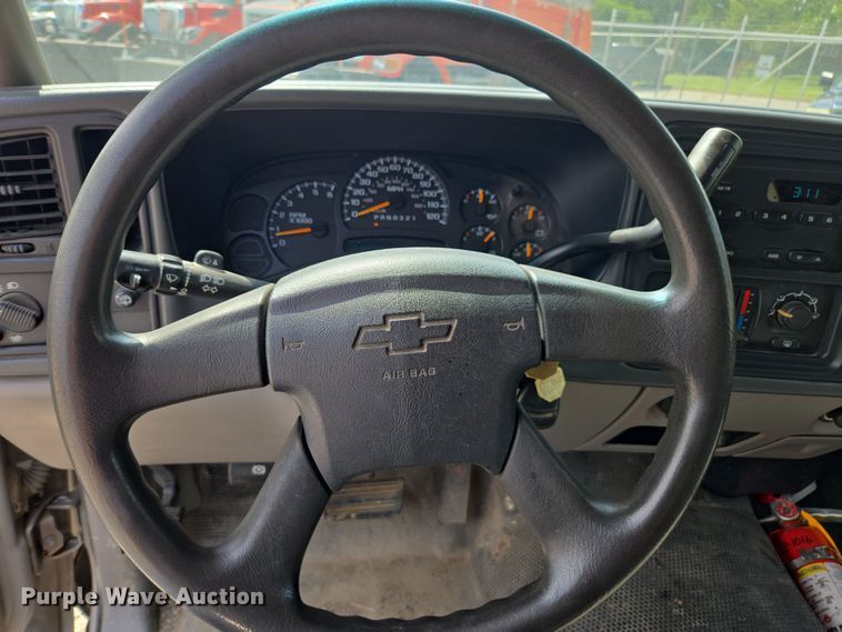 image for item DE2217 2006 Chevrolet Suburban 1500 SUV