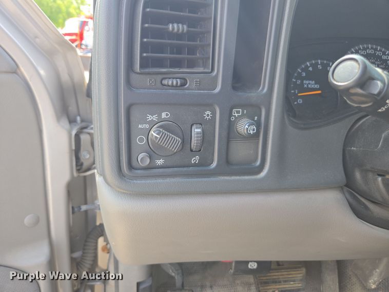 image for item DE2217 2006 Chevrolet Suburban 1500 SUV