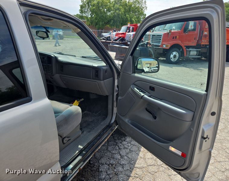 image for item DE2217 2006 Chevrolet Suburban 1500 SUV