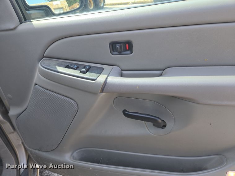 image for item DE2217 2006 Chevrolet Suburban 1500 SUV