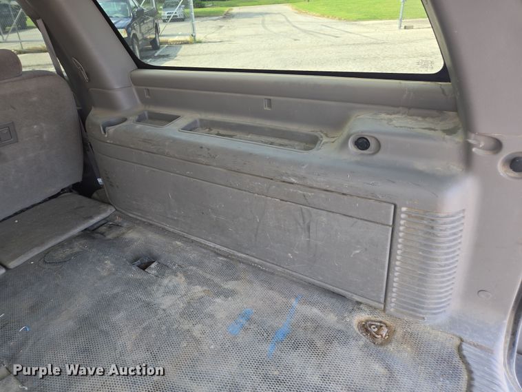 image for item DE2217 2006 Chevrolet Suburban 1500 SUV