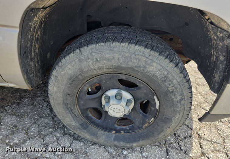 image for item DE2217 2006 Chevrolet Suburban 1500 SUV