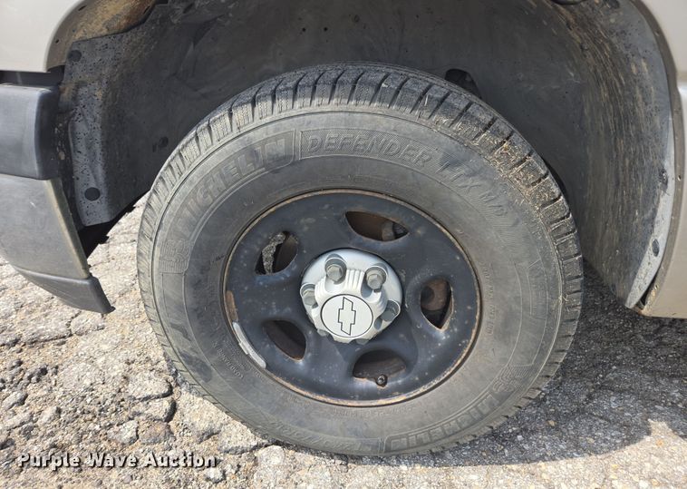 image for item DE2217 2006 Chevrolet Suburban 1500 SUV