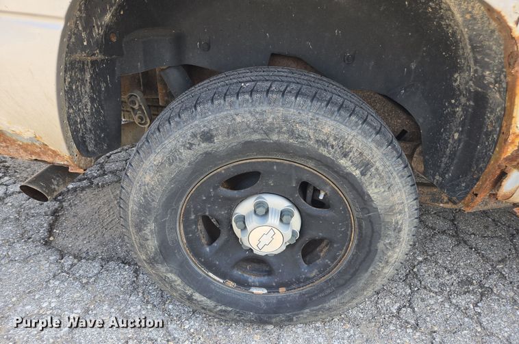 image for item DE2217 2006 Chevrolet Suburban 1500 SUV