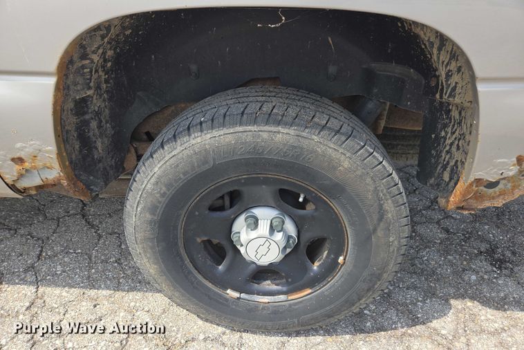 image for item DE2217 2006 Chevrolet Suburban 1500 SUV