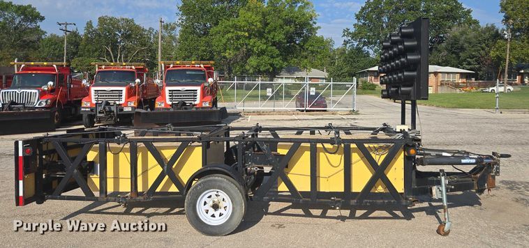 image for item DE2218 2013 Energy Absorption Systems crash attenuator trailer