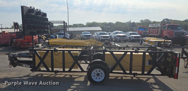 image for item DE2218 2013 Energy Absorption Systems crash attenuator trailer