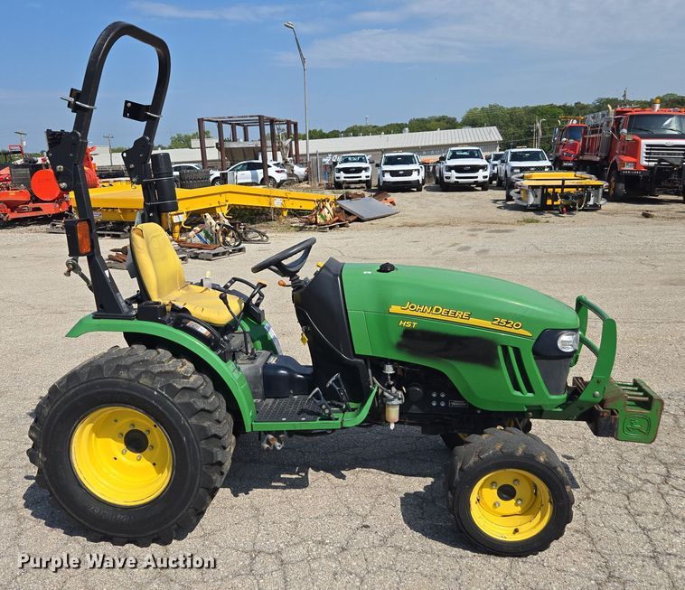 image for item DE2230 2008 John Deere 2520 MFWD tractor