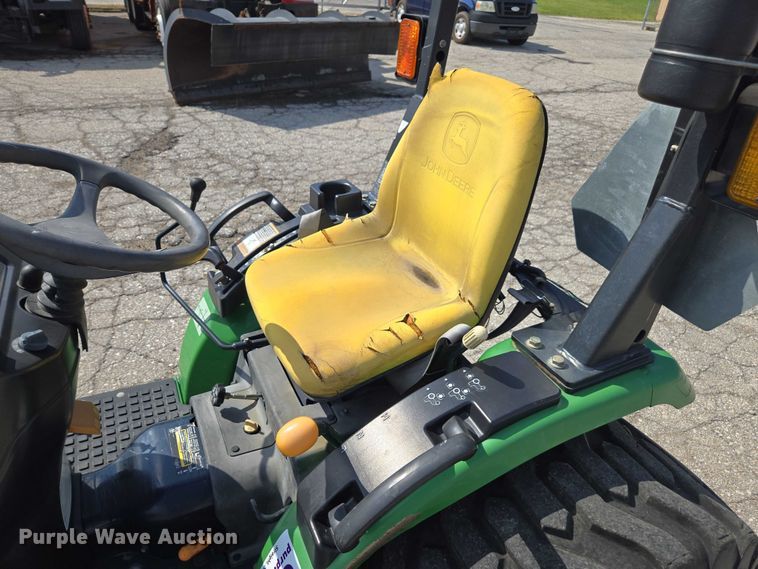 image for item DE2230 2008 John Deere 2520 MFWD tractor