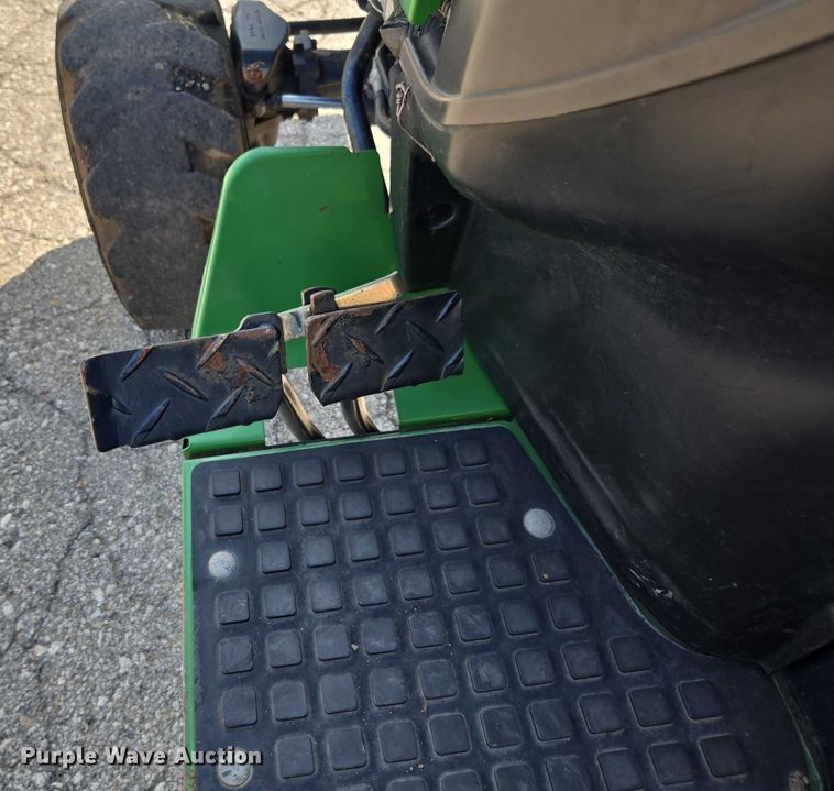 image for item DE2230 2008 John Deere 2520 MFWD tractor