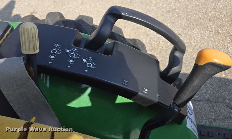 image for item DE2230 2008 John Deere 2520 MFWD tractor