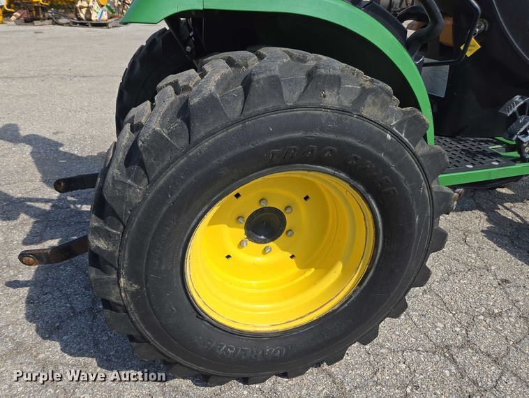 image for item DE2230 2008 John Deere 2520 MFWD tractor