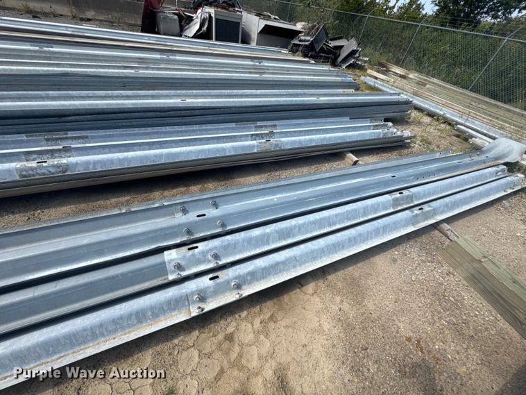 image for item DE2255 Approximately 129 pieces of guard rail