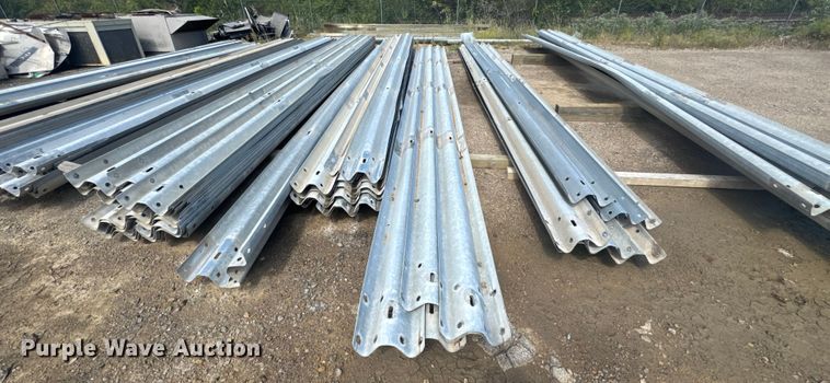 image for item DE2255 Approximately 129 pieces of guard rail