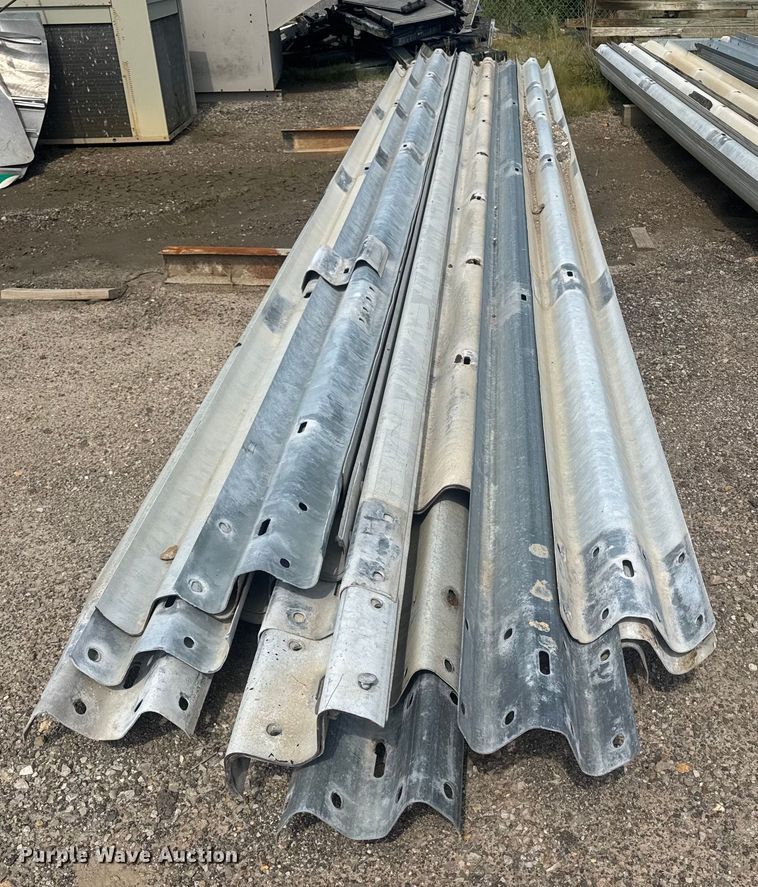 image for item DE2255 Approximately 129 pieces of guard rail