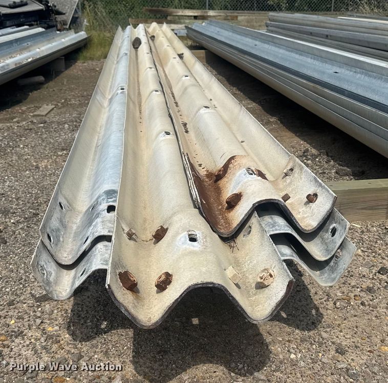 image for item DE2255 Approximately 129 pieces of guard rail