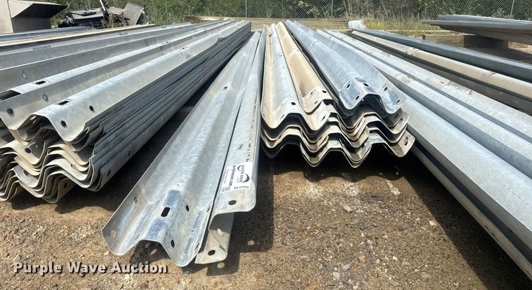 image for item DE2255 Approximately 129 pieces of guard rail