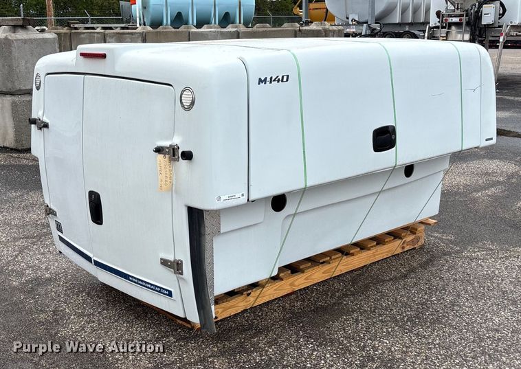 image for item DY6472 Maranda M-140 pickup truck topper