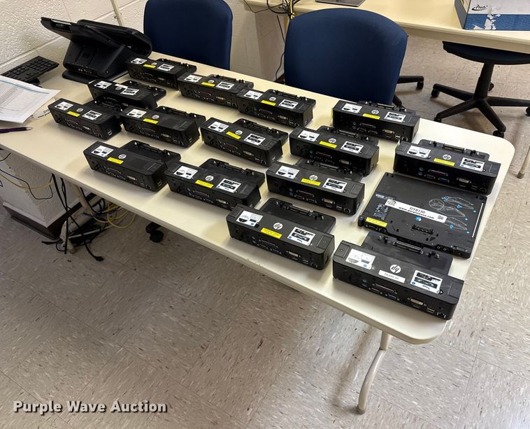 image for item DY8130 (17) docking stations