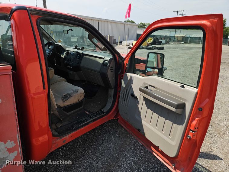 image for item DY8147 2008 Ford F250 Super Duty utility bed pickup truck