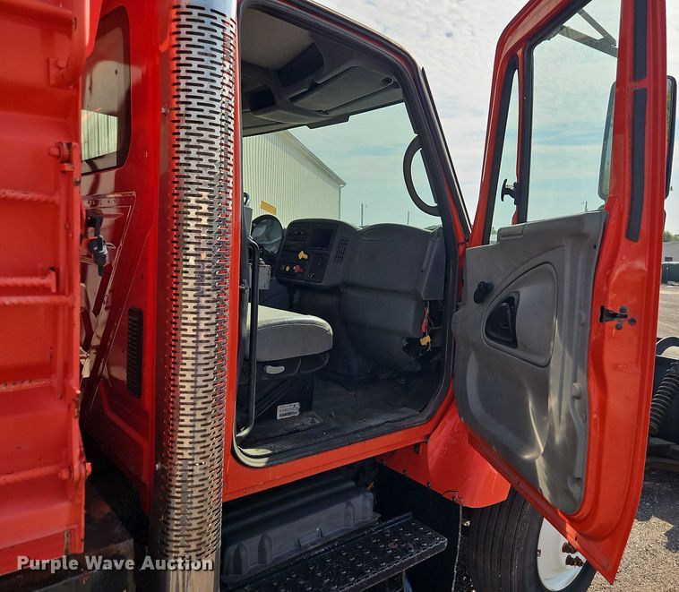 image for item DY8149 2005 International 7400 dump truck