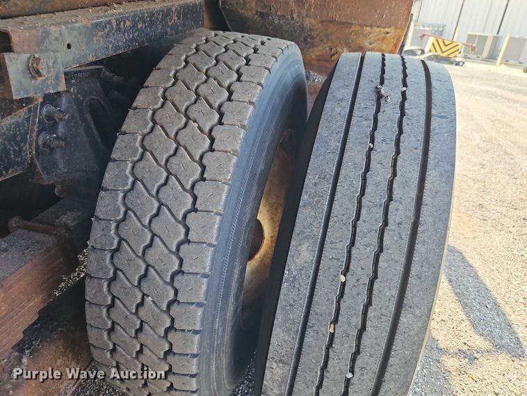 image for item DY8149 2005 International 7400 dump truck