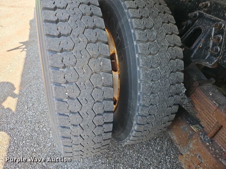 image for item DY8149 2005 International 7400 dump truck