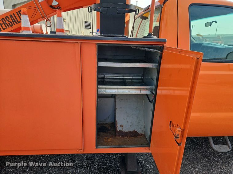 image for item DY8150 2000 Ford F550 bucket truck