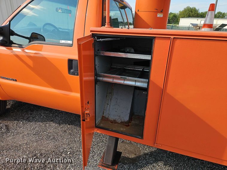 image for item DY8150 2000 Ford F550 bucket truck