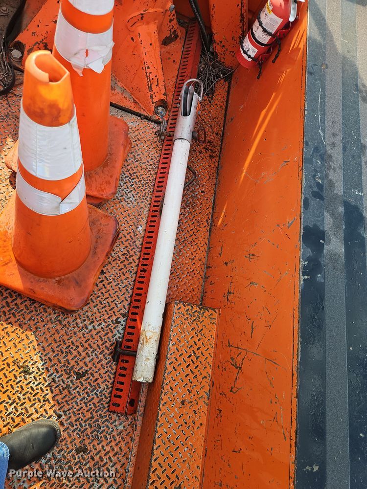 image for item DY8150 2000 Ford F550 bucket truck