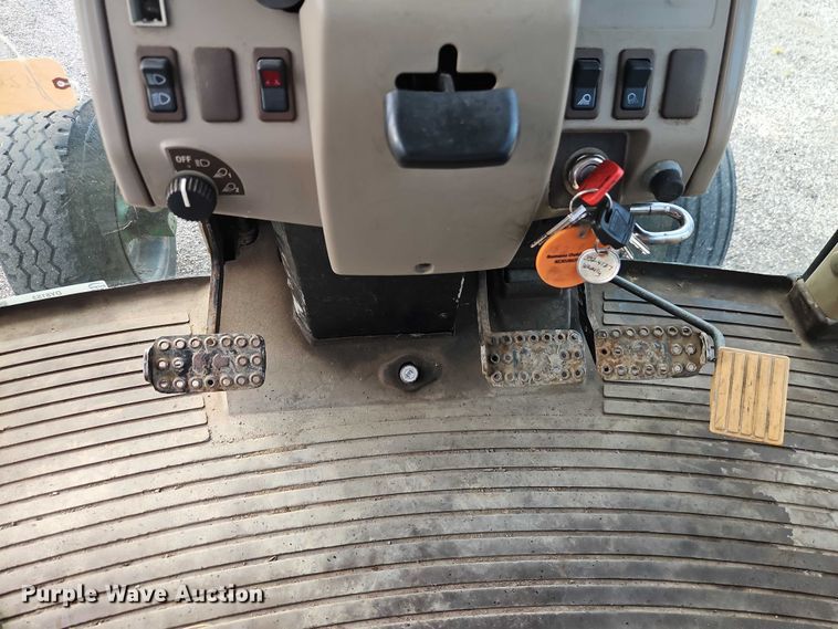 image for item DY8153 2007 John Deere 6415 tractor