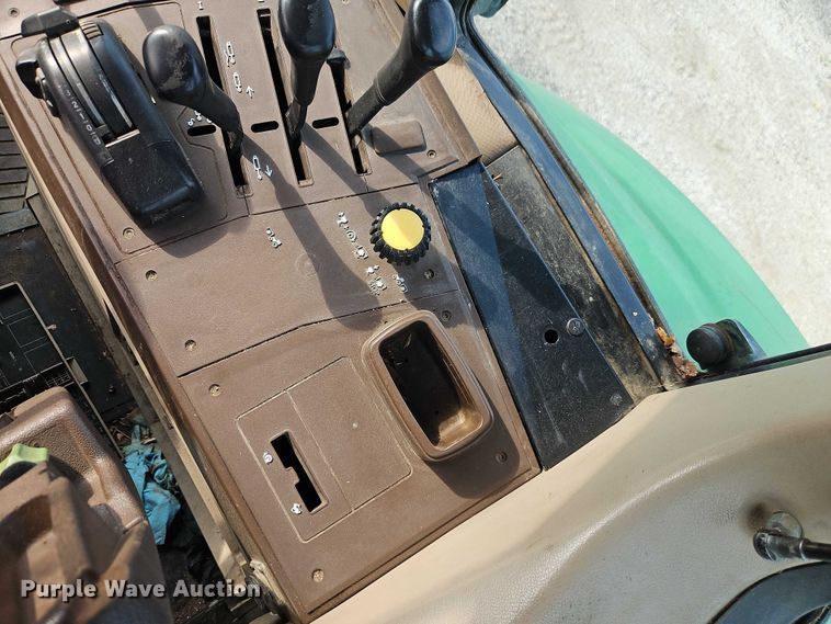 image for item DY8153 2007 John Deere 6415 tractor