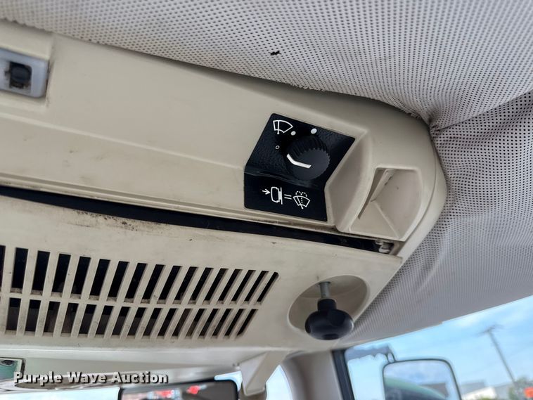 image for item DY8154 2007 John Deere 6415 tractor