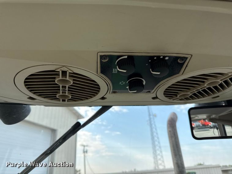 image for item DY8154 2007 John Deere 6415 tractor