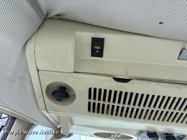 image for item DY8154 2007 John Deere 6415 tractor