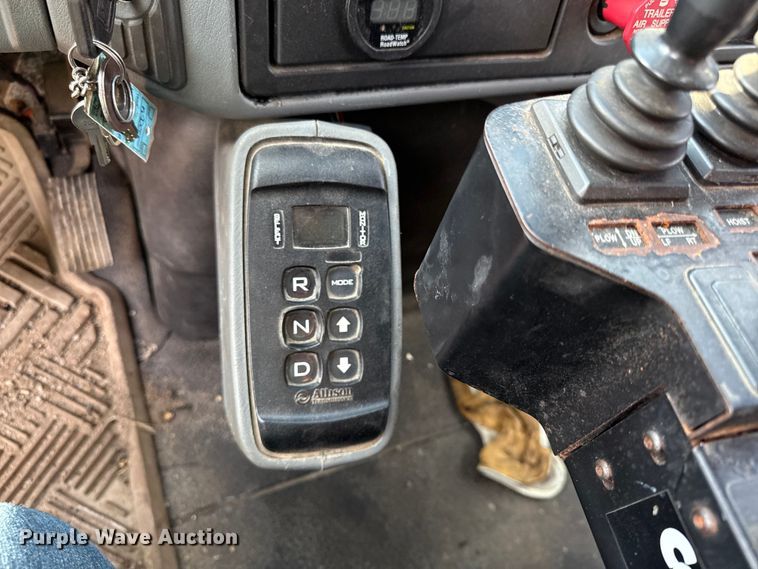 image for item DY8155 2007 International SF525 dump truck