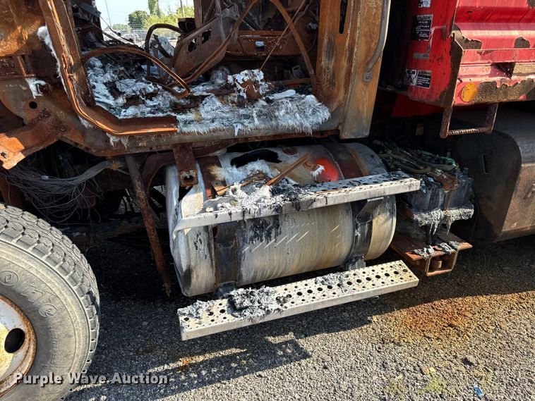 image for item DY8156 2009 Sterling LT7500 dump truck