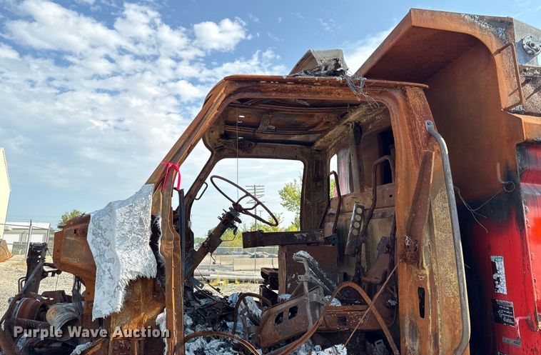 image for item DY8156 2009 Sterling LT7500 dump truck