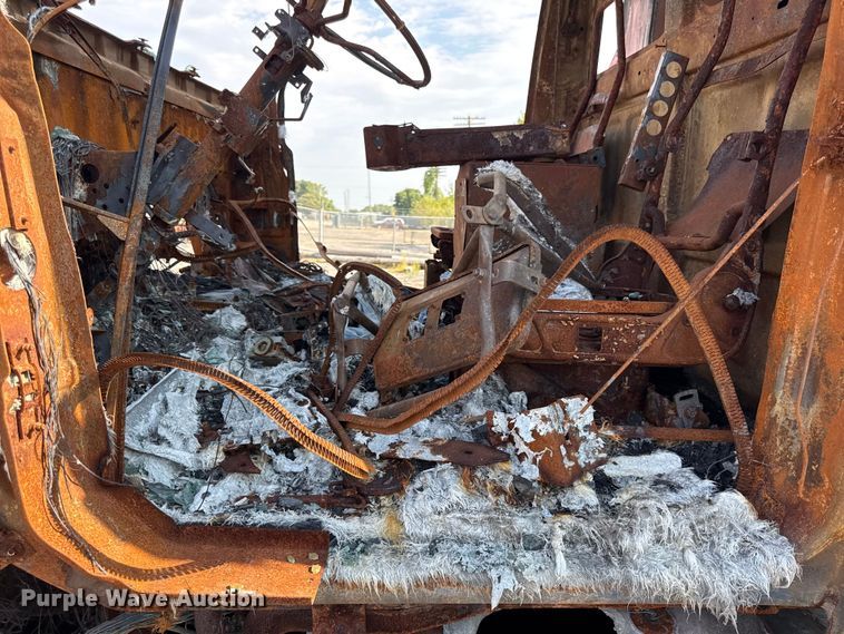 image for item DY8156 2009 Sterling LT7500 dump truck