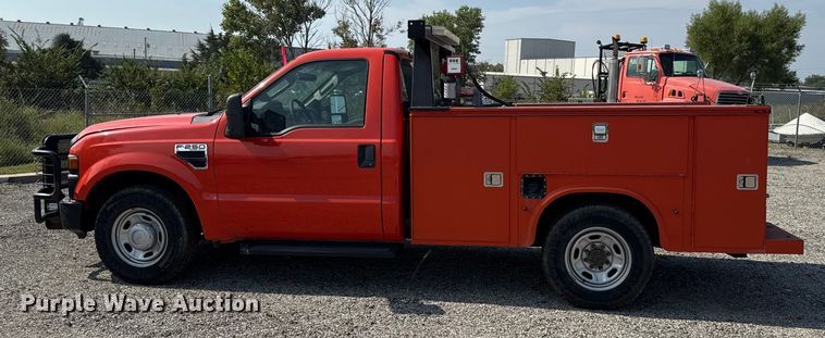 image for item DY8165 2010 Ford F250 Super Duty utility bed pickup truck