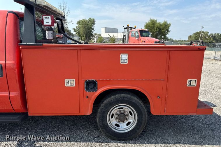 image for item DY8165 2010 Ford F250 Super Duty utility bed pickup truck