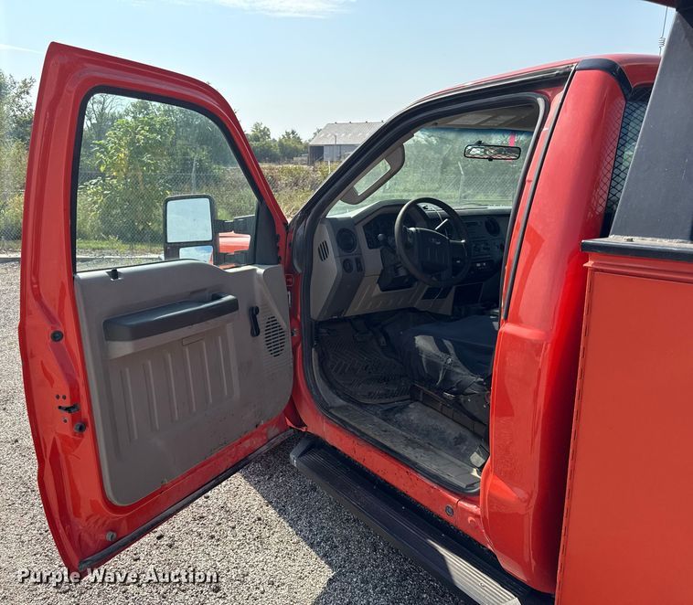 image for item DY8165 2010 Ford F250 Super Duty utility bed pickup truck