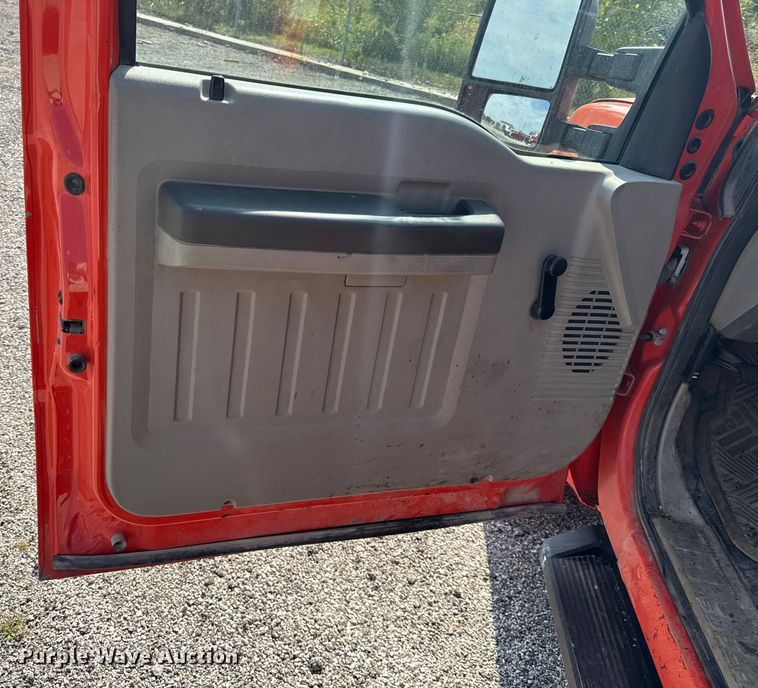 image for item DY8165 2010 Ford F250 Super Duty utility bed pickup truck